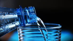 Plastic water bottle microplastic contamination